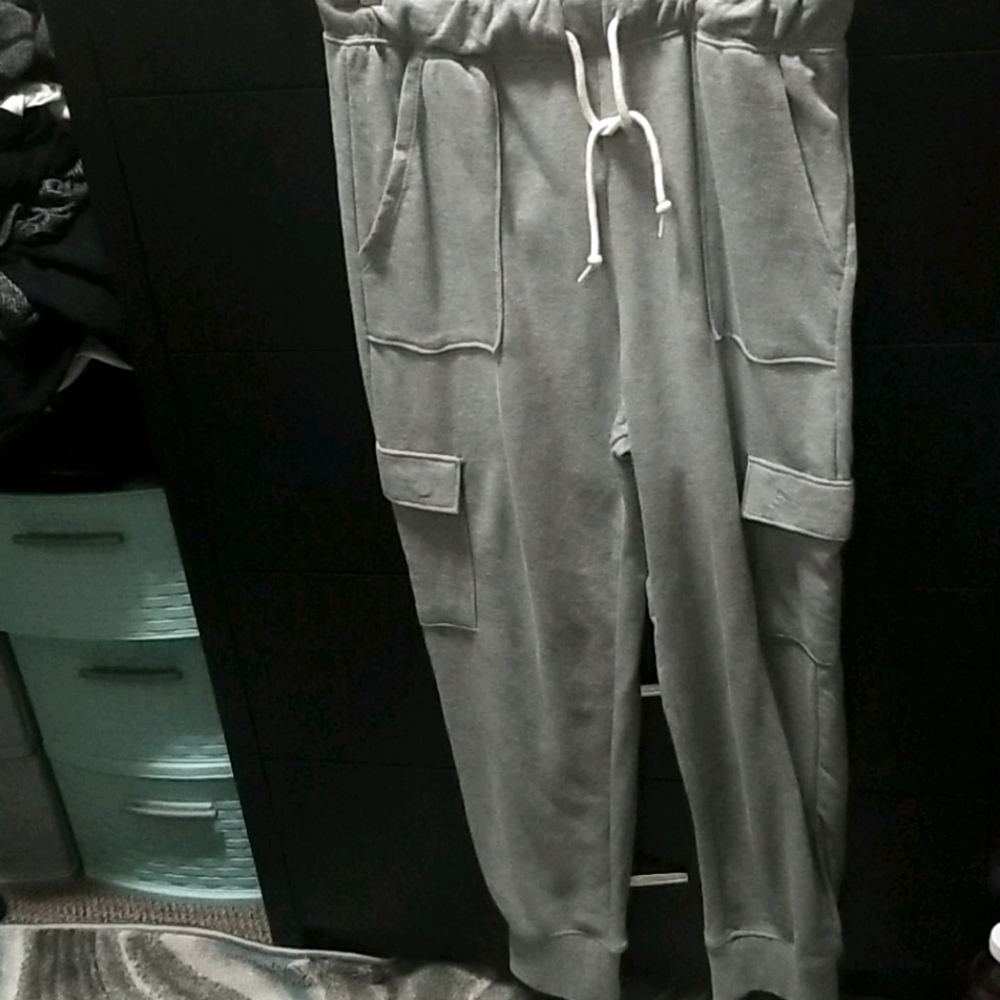 NWOT Gray cropped ankle joggers